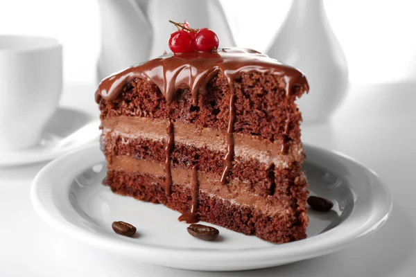 Läcker choklad kaka på tallriken på bordet på ljus bakgrund — Stockfoto