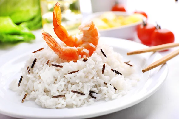 Boiled rice with shrimps served on table, close-up — Stock Photo, Image