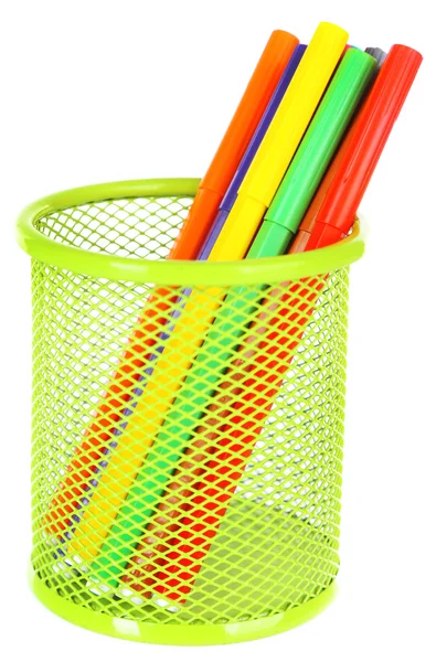 Kolorowe markery w wazon zielony metal na białym tle — Zdjęcie stockowe