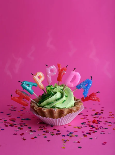 Bolo com velas de aniversário no fundo rosa — Fotografia de Stock
