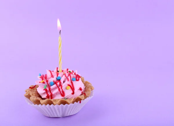 Sütemény, születésnapi gyertya, lila háttér — Stock Fotó
