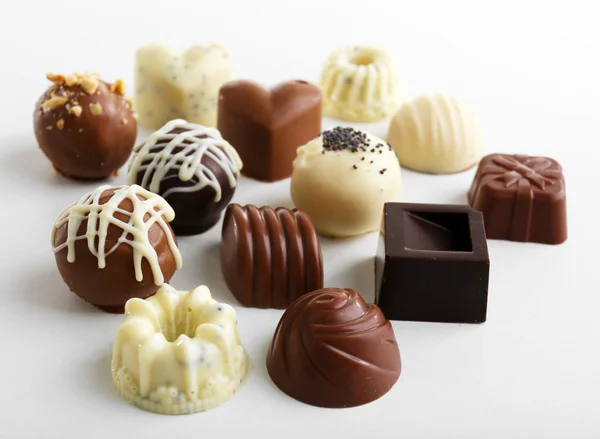 Délicieux bonbons au chocolat isolés sur blanc — Photo