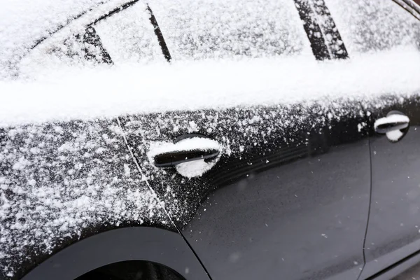 Auto bedekt met sneeuw — Stockfoto