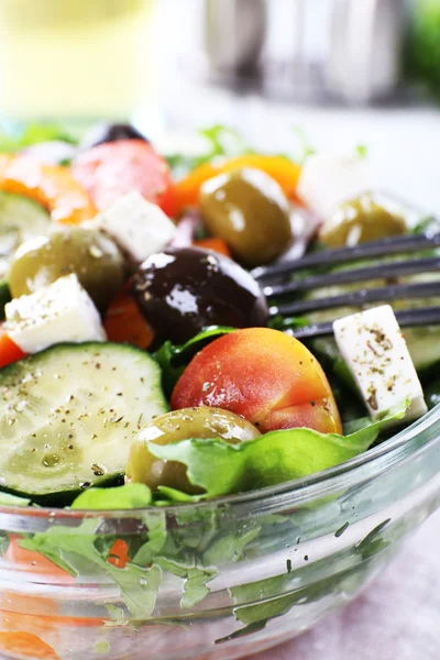 Ensalada griega en plato de vidrio con tenedor, primer plano —  Fotos de Stock