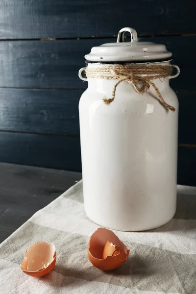 牛奶可以与蛋壳颜色木制背景 — 图库照片