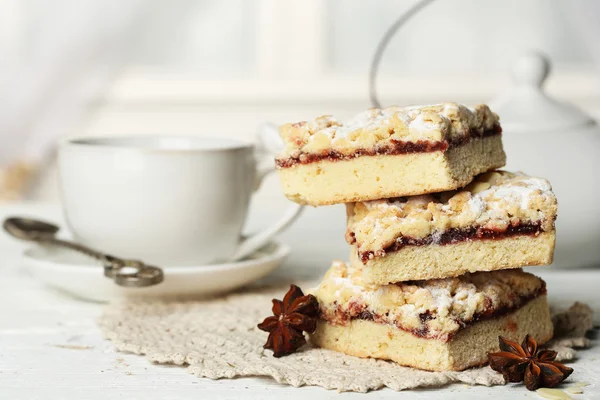 Tasse Tee und leckere hausgemachte Torte auf Holztisch — Stockfoto