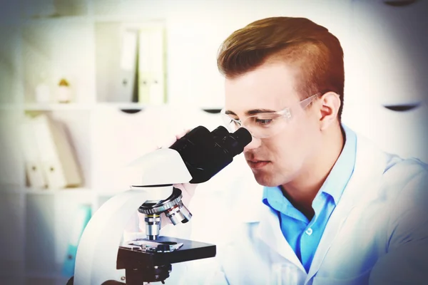 Jeune chercheur masculin effectuant des recherches scientifiques en laboratoire — Photo