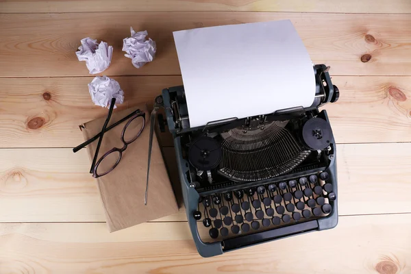Античная пишущая машинка. Старинная пишущая машинка — стоковое фото