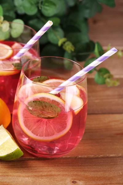 Różowa lemoniada w okularach na stół szczegół — Zdjęcie stockowe