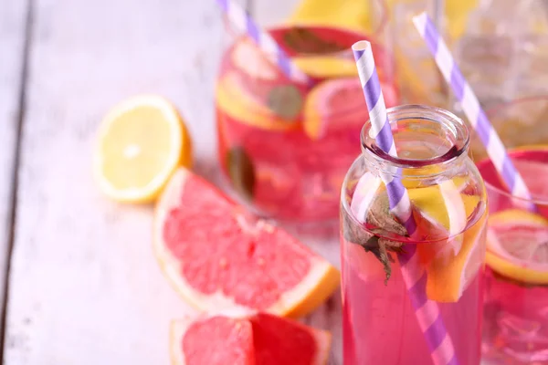 Limonada rosa em óculos e garrafa na mesa close-up — Fotografia de Stock