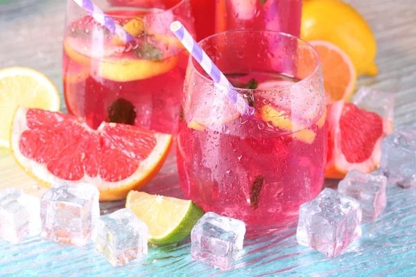 Roze limonade in glazen en werper op lichte achtergrond — Stockfoto