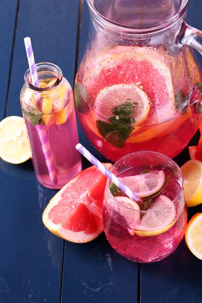 Roze limonade in bril op tabel close-up — Stockfoto