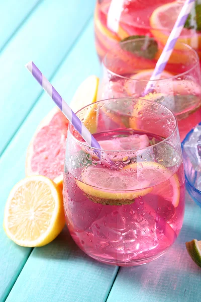Roze limonade in bril op tabel close-up — Stockfoto