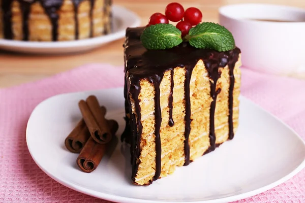 Torta al cioccolato sul tavolo — Foto Stock