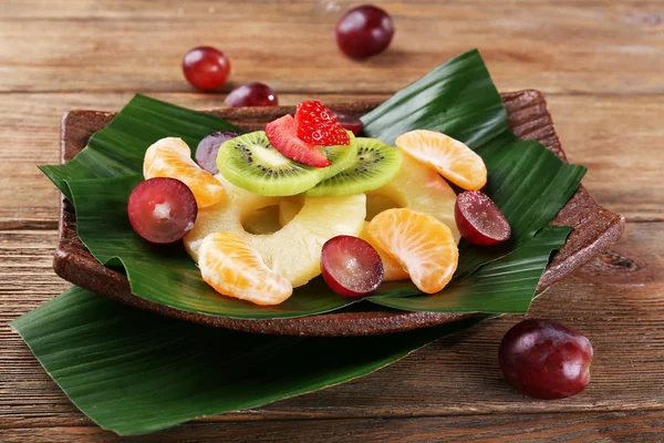 Postre de fruta sobre hoja verde sobre mesa — Foto de Stock
