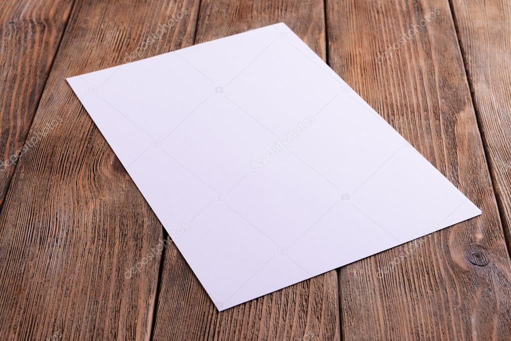 Листок бумаги на столе. Бумага лист лежит. Старинный лист бумаги. Лист бумаги. Лист бумаги на деревянном столе.