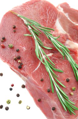 çiğ dana biftek üzerine beyaz izole