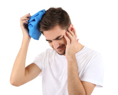 Genç erkekler üzerinde beyaz izole ağrıyor