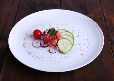 Ahşap masa yakın çekim tabakta sebze taze balık salatası