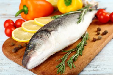 Taze çiğ balık ve gıda maddeleri masada