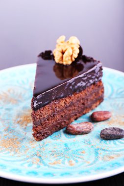 Koyu arka plan üzerinde plaka üzerinde lezzetli çikolatalı kek
