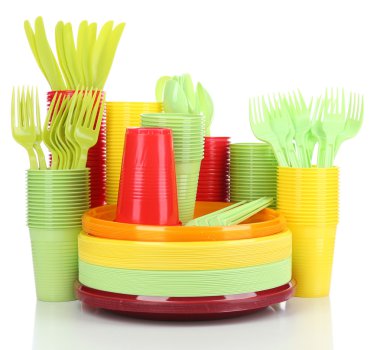 Parlak plastik tek kullanımlık sofra üzerinde beyaz izole