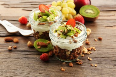 Müsli ve masada meyve sağlıklı katmanlı tatlı