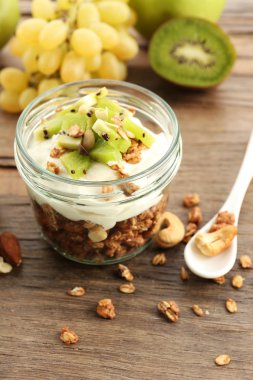 Müsli ve masada meyve sağlıklı katmanlı tatlı