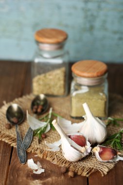 çiğ sarımsak ve baharat ahşap tablo