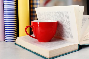 Renkli bardak çay masaya ışık kitapları ile arka plan bulanık