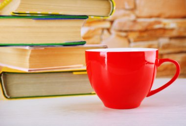 Renkli bardak çay masaya ışık kitapları ile arka plan bulanık