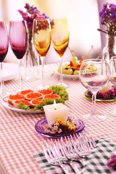 Buffet table with dishware waiting for guests — Stock Photo, Image