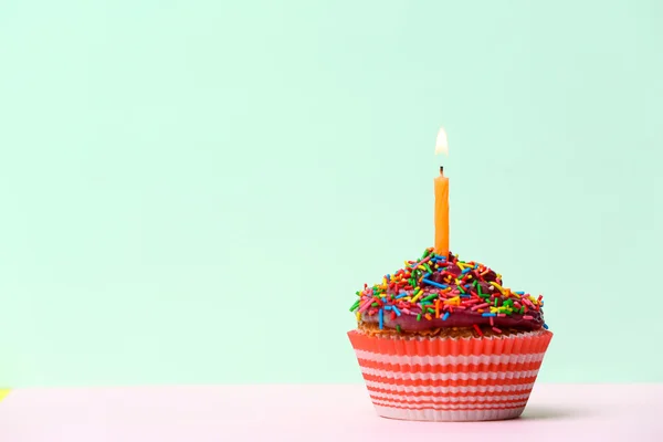 Heerlijke verjaardag cupcake op tafel op lichte achtergrond — Stockfoto