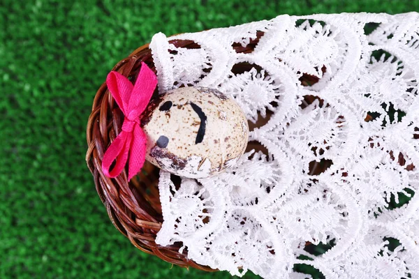 Single egg on lace napkin in  basket — Stock Photo, Image