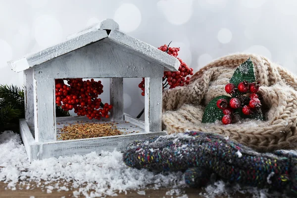 Handgemaakte birdhouse in de winter — Stockfoto