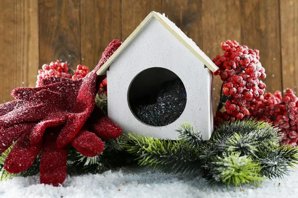 Handgemaakte birdhouse in de winter — Stockfoto