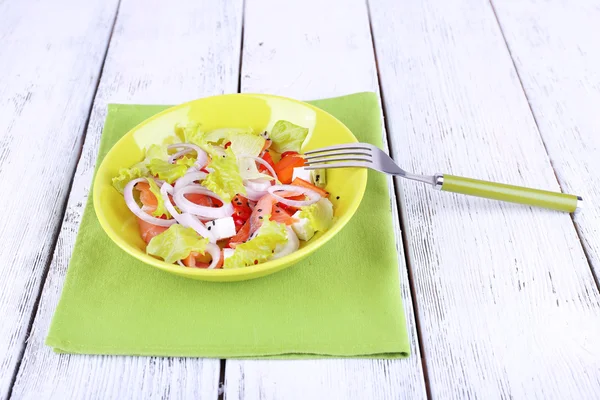 Färsk fisk sallad med grönsaker på tallriken på träbord närbild — Stockfoto