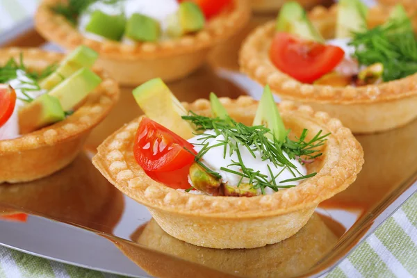 Tartaletas con verduras y verduras con salsa en bandeja de primer plano — Foto de Stock