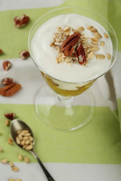 Sobremesa saborosa com flocos de aveia e mel, na mesa — Fotografia de Stock