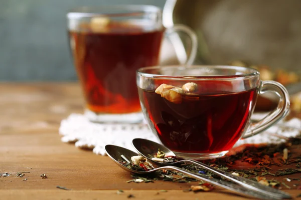 Schöne Vintage-Komposition mit Kräutertee, auf Holztisch — Stockfoto