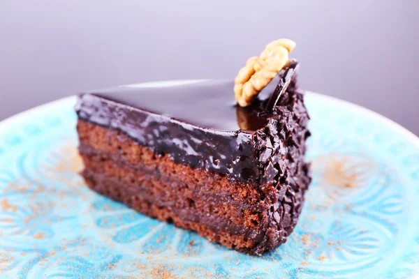 Délicieux gâteau au chocolat sur plaque sur fond sombre — Photo