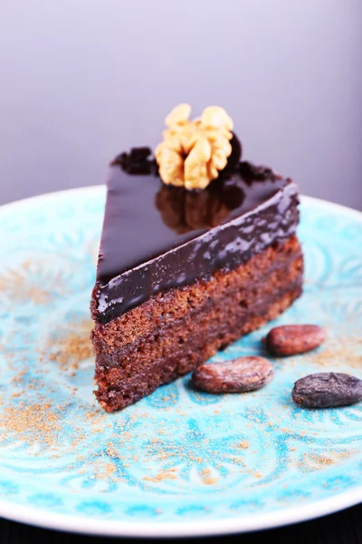 Delicioso bolo de chocolate no prato no fundo escuro — Fotografia de Stock