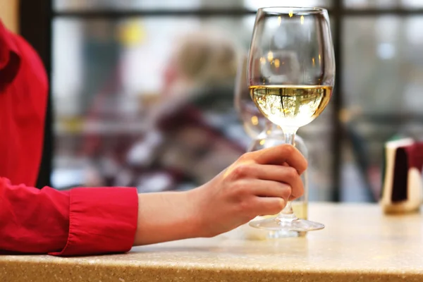 Wine tasting in bar — Stock Photo, Image