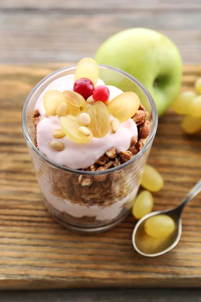 Gezonde gelaagde dessert met muesli en bessen op tafel — Stockfoto