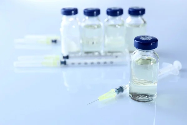 Vaccine in vial with syringe — Stock Photo, Image