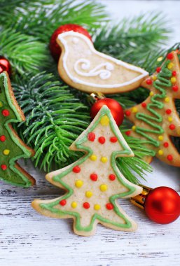 Gingerbread çerezleri Noel dekorasyonu renk ahşap ile arka plan masa