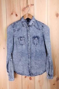 Askı ahşap duvar arka plan üzerinde erkek forması