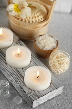 Ahşap arka planda spa tedavisinin bileşimi