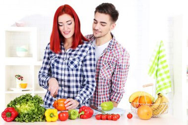 mutlu çift mutfakta sebze kesme