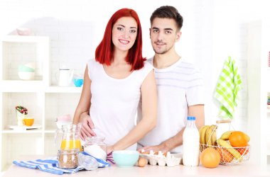 Mutlu çift mutfak pişirme hamur hazırlama